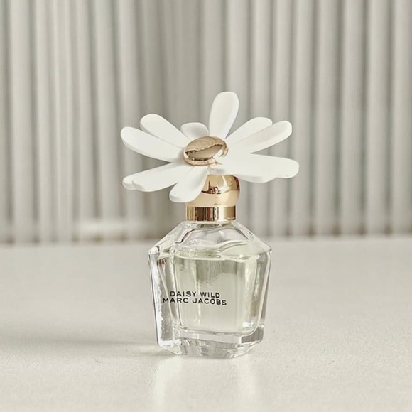 Marc Jacobs Daisy Wild EDP 4ml/0.13fl.oz. Mini Splash Sample NWOB - Picture 1 of 1